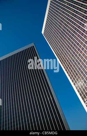 Extremen Winkel Schuss von Los Angeles Wahrzeichen Jahrhundert Plaza Towers mit klaren blauen Himmel als Hintergrund Stockfoto