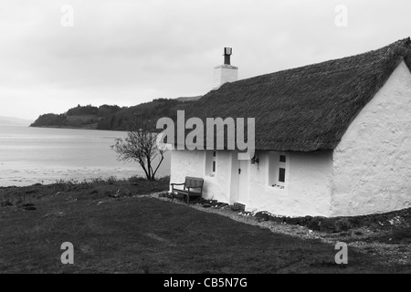 Ehemaliges Fischerhaus Schutzhütte (jetzt ein Selbstversorger Reetdachhaus im Besitz von Kilfinichan Estate) mit Blick auf Loch Scridain. Stockfoto