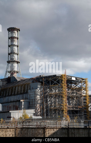 Reaktor Nummer 4 von Tschernobyl, eingehüllt in seine alte Sarkophag mit dem neuen gebaut an seiner Seite, Ukraine Stockfoto