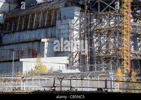 Reaktor Nummer 4 von Tschernobyl, eingehüllt in seine alte Sarkophag mit dem neuen gebaut an seiner Seite, Ukraine Stockfoto