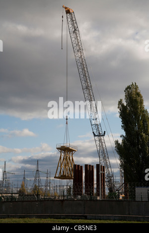 Kran - Teil der Arbeit geht um Chernobyl Nuclear Power Plant Tschernobyl Ukraine Stockfoto