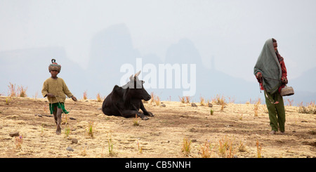 Lokalen Dorfkinder entlang der nördlichen Böschung in den Simien Mountains Nationalpark, Nord-Äthiopien, Afrika. Stockfoto