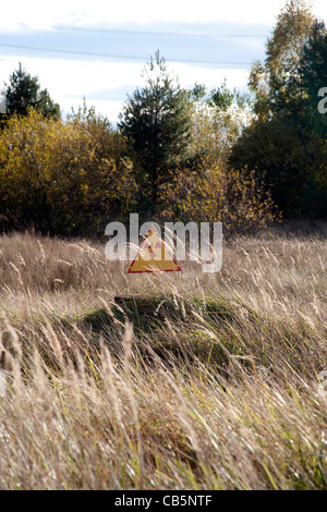 Radioaktivität Warnung Seite in der Landschaft rund um das Kernkraftwerk Tschernobyl, Tschernobyl Ukraine Stockfoto