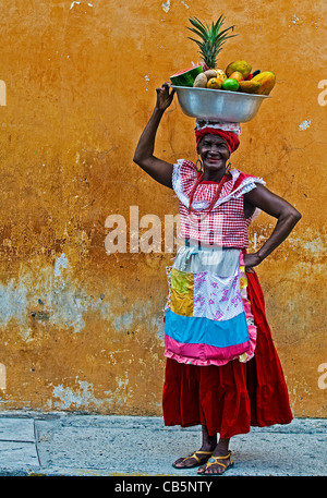 Unbekannte Palenquera Frau verkaufen Früchte in Cartagena de Indias Stockfoto