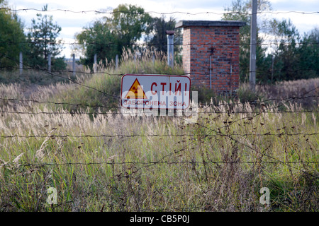 Radioaktivität Warnung Seite in der Landschaft rund um das Kernkraftwerk Tschernobyl, Tschernobyl Ukraine Stockfoto