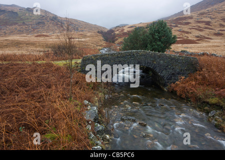 Steinbrücke über den Fluss Coladoir auf Glen More, Isle of Mull, Schottland. Stockfoto