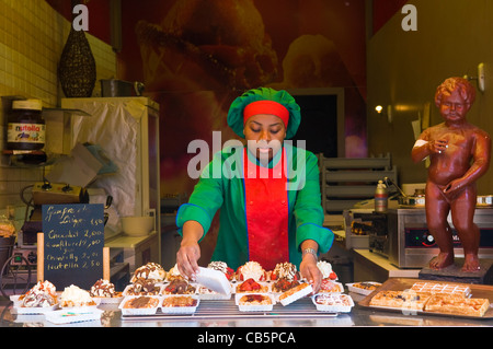 Nicht identifizierte Waffel Verkäufer in einer typischen Waffel stehen in Brüssel Belgien Stockfoto