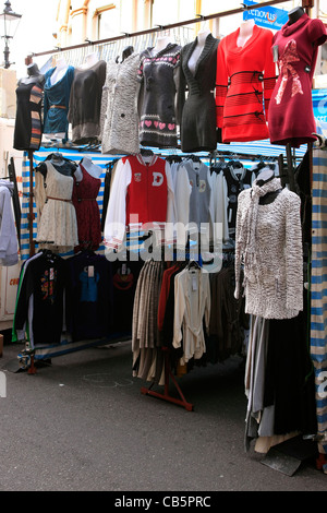 Kleidung zum Verkauf auf einem Straßenmarkt in Sherborne Dorset Stockfoto