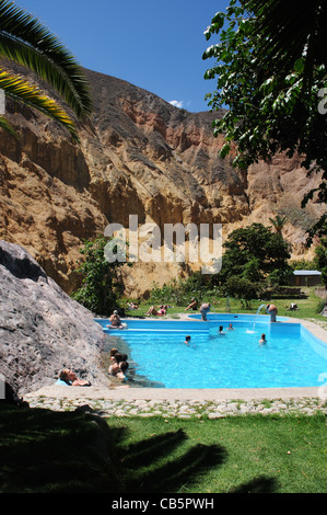 Schwimmbäder in die Sangalle Oase im Colca Canyon, Peru Stockfoto