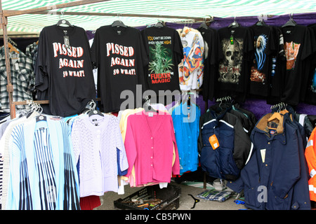 T-Shirts zum Verkauf an einem Abend Street Market in Sherborne Dorset Stockfoto