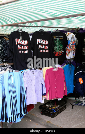 T-Shirts zum Verkauf an einem Abend Street Market in Sherborne Dorset Stockfoto