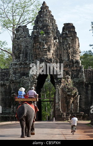 Touristen auf einem Elefanten. Tor zum Angkor Thom. Angkor. Kambodscha Stockfoto