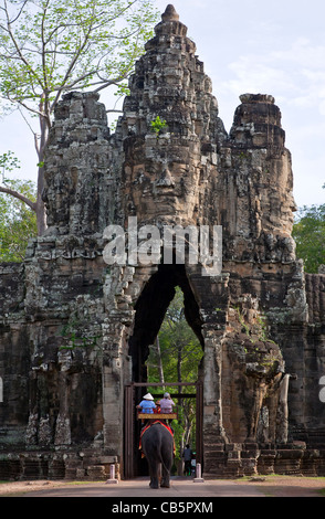 Touristen auf einem Elefanten. Tor zum Angkor Thom. Angkor. Kambodscha Stockfoto