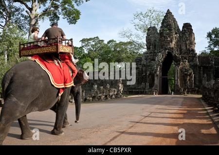 Touristen auf einem Elefanten. Tor zum Angkor Thom. Angkor. Kambodscha Stockfoto