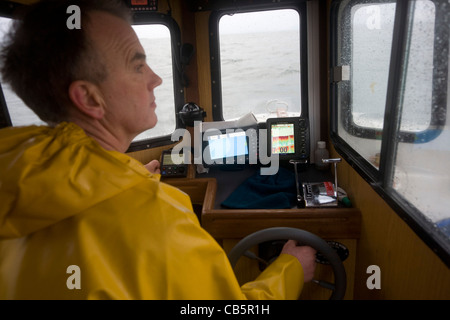 Mit Hilfe von GPS, Fischer, die Segel Neil Cameron gegenüber seinem Gatter-Standort mit samt und grüne Krabbe aus Isle of Mull gefüllt werden. Stockfoto