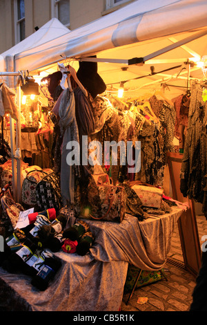 Kleidung auf den Verkauf von einem Abend Street Marktstand in Sherborne Dorset Stockfoto