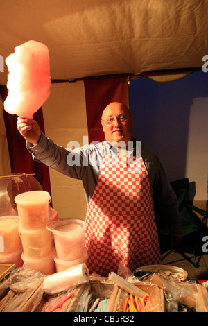 Candy Floss Maker bei einem Abend Street Marktstand in Sherborne Dorset Stockfoto