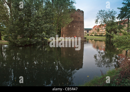 14. Jahrhundert reflektiert Kuh Turm in den Fluss Wensum, Norwich, Großbritannien Stockfoto