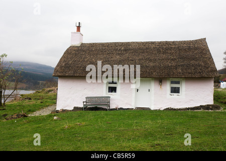 Ehemaliges Fischerhaus Schutzhütte (jetzt ein Selbstversorger Reetdachhaus im Besitz von Kilfinichan Estate) mit Blick auf Loch Scridain. Stockfoto