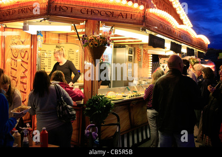 Am Abend Street Marktstand Verkauf von warmen Speisen in Sherborne Dorset Stockfoto