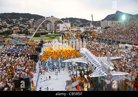 Rio De Janeiro, Brasilien. Samba-Tänzer während der Karnevalsumzug; mit Flugzeug schweben. Stockfoto