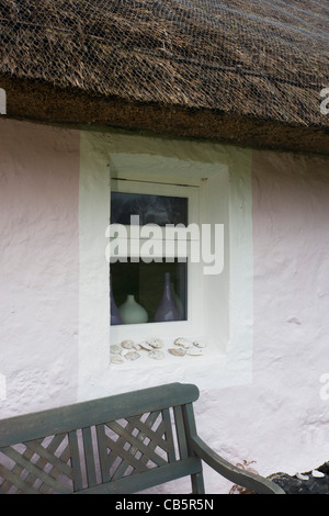 Ehemaliges Fischerhaus Schutzhütte (jetzt ein Selbstversorger Reetdachhaus im Besitz von Kilfinichan Estate) mit Blick auf Loch Scridain. Stockfoto