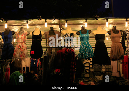 Am Abend Street Marktstand verkaufen Damenbekleidung in Sherborne Dorset Stockfoto
