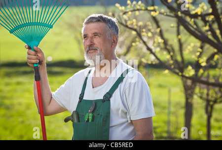 Porträt eines älteren Mannes in seinem Garten Gartenarbeit (getönten Farbbild) Stockfoto