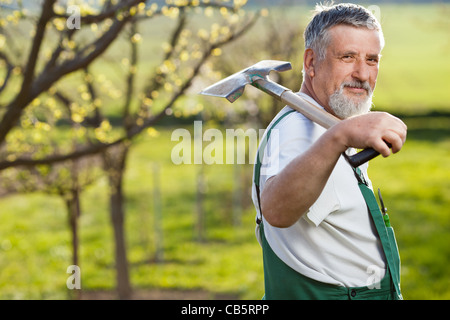 Porträt eines älteren Mannes in seinem Garten Gartenarbeit (getönten Farbbild) Stockfoto