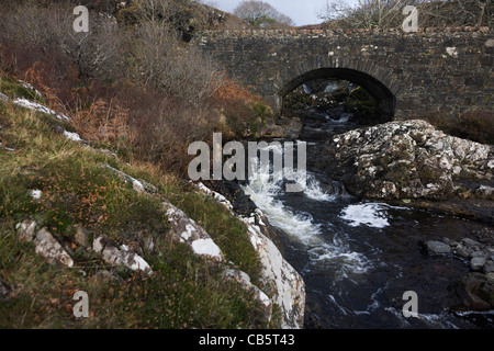 Steinbrücke über den Allt ein Eas-River bei Eas fällt, in der Nähe von Kilbrennan, Isle of Mull, Schottland. Stockfoto