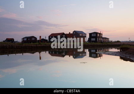 Riverside Eigenschaften neben den Fluß Blyth am Walberswick auf der Küste von Suffolk Stockfoto