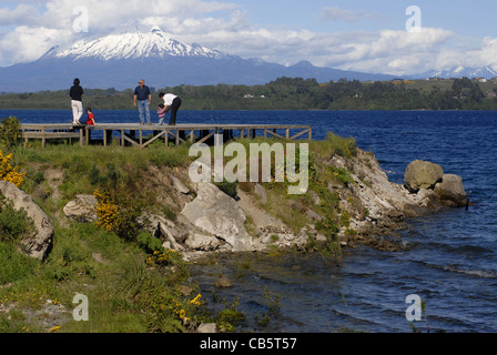 See Llanquihue, Puerto Varas, Lake District, Chile, Südamerika, Calbuco, Vulcano Stockfoto