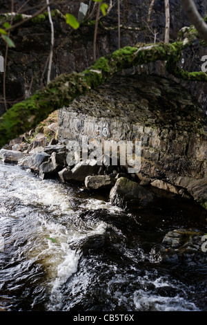 Steinbrücke über den Allt ein Eas-River bei Eas fällt, in der Nähe von Kilbrennan, Isle of Mull, Schottland. Stockfoto