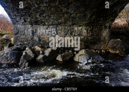 Steinbrücke über den Allt ein Eas-River bei Eas fällt, in der Nähe von Kilbrennan, Isle of Mull, Schottland. Stockfoto