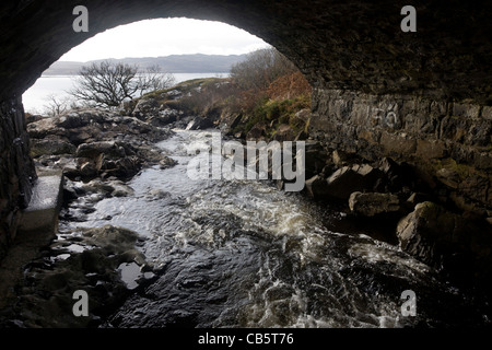 Steinbrücke über den Allt ein Eas-River bei Eas fällt, in der Nähe von Kilbrennan, Isle of Mull, Schottland. Stockfoto