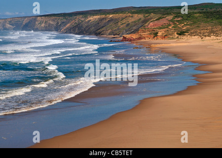 Portugal, Algarve: Blick zum Strand Praia da Bordeira an der Südwest-Küste Stockfoto