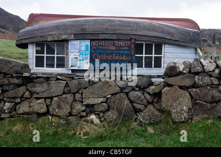 Umgedrehten Boot dient als Dach für einen Teeladen und eine Kunstgalerie in Calgary Bay (dessen Name die kanadische Stadt seinen Namen verdankt) Stockfoto