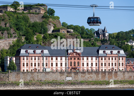 Die kleine Stadt von Ehrenbreitstein auf der gegenüberliegenden Seite des Rheins von Koblenz. Stockfoto