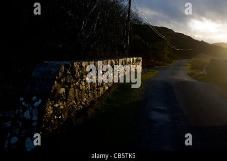 Steinbrücke über den Allt ein Eas-River bei Eas fällt, in der Nähe von Kilbrennan, Isle of Mull, Schottland. Stockfoto