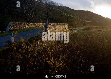 Steinbrücke über den Allt ein Eas-River bei Eas fällt, in der Nähe von Kilbrennan, Isle of Mull, Schottland. Stockfoto