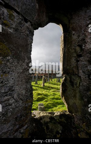 Blick durch ein Fenster der alten Kapelle in Pennygowan Friedhof (Caol Fhaoileann), Salen Isle of Mull, Schottland. Stockfoto