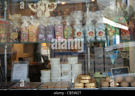 Kleine Geschäfte mit Süßigkeiten in Normandie Frankreich Stockfoto