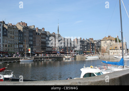 Blick auf den Hafen in Honfleur, Normandie, Frankreich. Häuser mit typischen Stil und alte Fenster, Boote, siehe Stockfoto