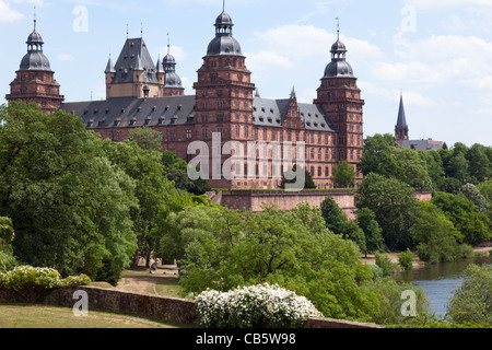 Ein Sommer-Blick auf den Main und Schloss Johannisburg in der bayerischen Stadt Aschaffenburg. Stockfoto