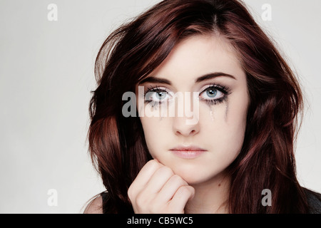 Porträt einer jungen Frau, die weint Make-up Gesicht Nahaufnahme Stockfoto