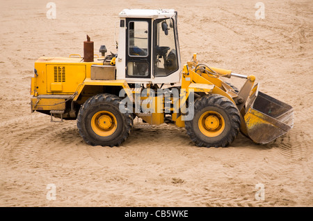 Grunge und schmutzige Traktor auf Sandboden (Schwerpunkt Poit auf selektive Maschine) Stockfoto