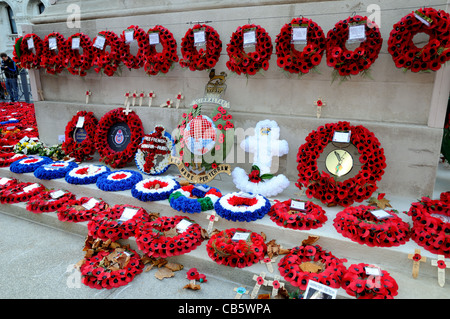 Denkmal-Kränze auf dem Kenotaph, Whitehall, London Stockfoto