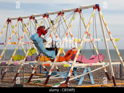 Kinder Fair Ground schwingt Bognor Regis West Sussex Stockfoto