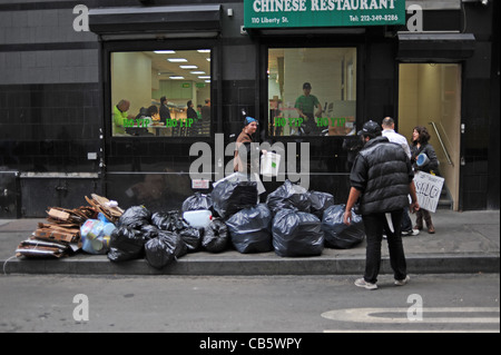 Müllsäcke auf dem Bürgersteig Kollektion Manhattan New York NYC USA warten Stockfoto