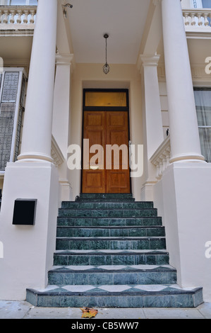 London: Haustür in ein klassisches viktorianisches Herrenhaus. Stockfoto